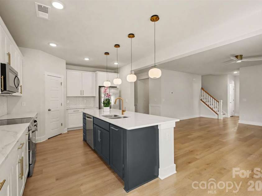 14107 Belmont Greene Drive, Charlotte, NC 28213.  MLS# CAR4430411, YatesRealty ID 20015. 