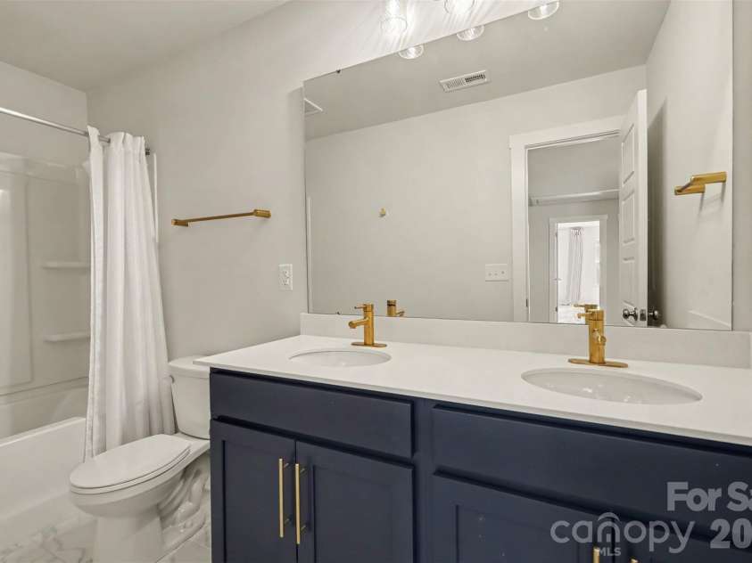 14107 Belmont Greene Drive, Charlotte, NC 28213.  MLS# CAR4430411, YatesRealty ID 20015. 