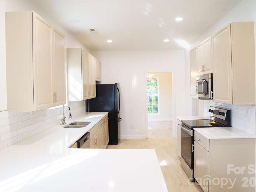 12224 Sutters Hill Court, Charlotte, NC 28269.  MLS# CAR4355752, YatesRealty ID 20016. Kitchen