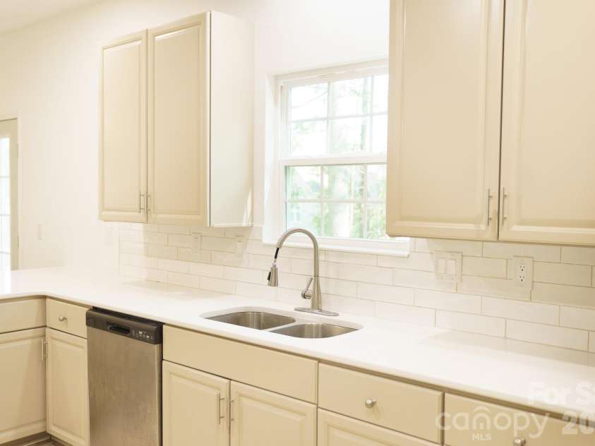 12224 Sutters Hill Court, Charlotte, NC 28269.  MLS# CAR4355752, YatesRealty ID 20016. Kitchen