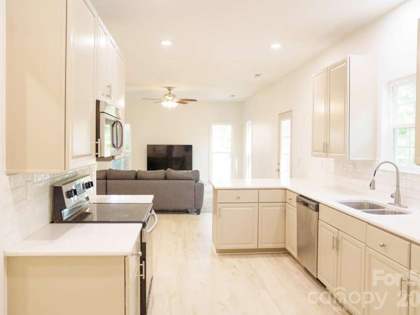 12224 Sutters Hill Court, Charlotte, NC 28269.  MLS# CAR4355752, YatesRealty ID 20016. Kitchen