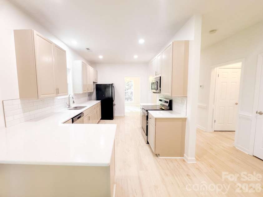12224 Sutters Hill Court, Charlotte, NC 28269.  MLS# CAR4355752, YatesRealty ID 20016. Kitchen