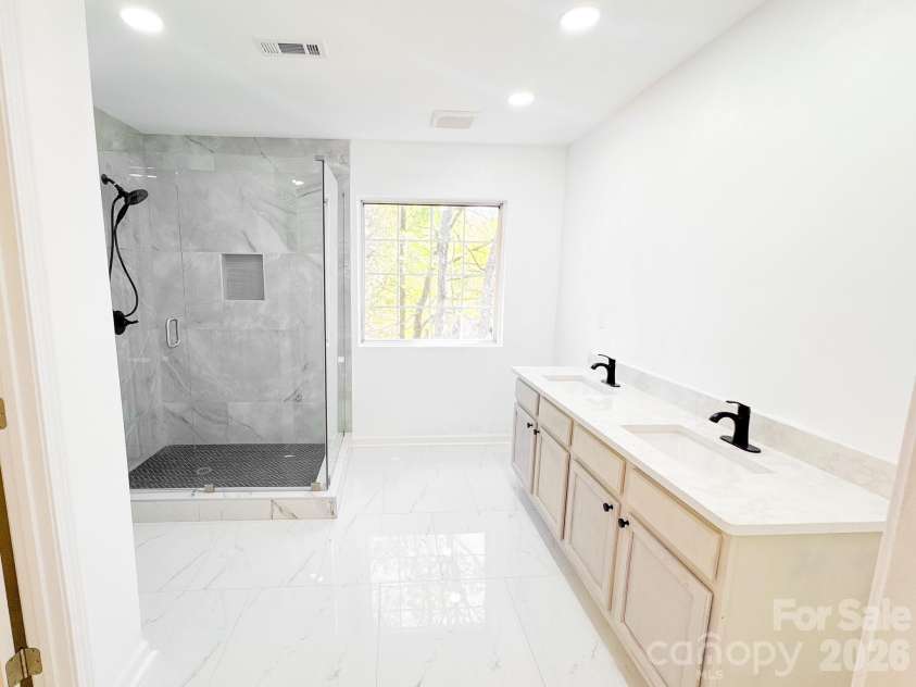 12224 Sutters Hill Court, Charlotte, NC 28269.  MLS# CAR4355752, YatesRealty ID 20016. Primary Bathroom