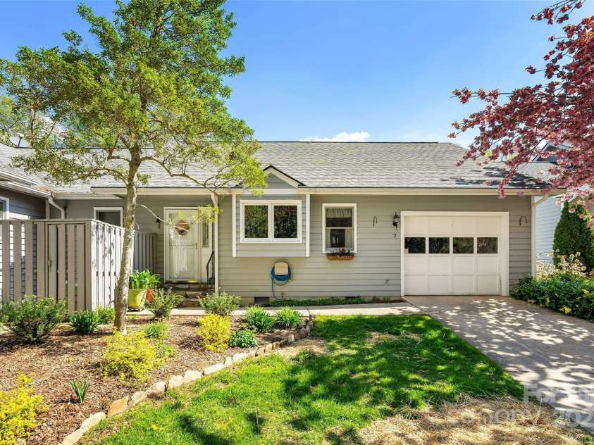 2 Llama Vista Court, Black Mountain, NC 28711.  MLS# CAR4239859, YatesRealty ID 20020. 