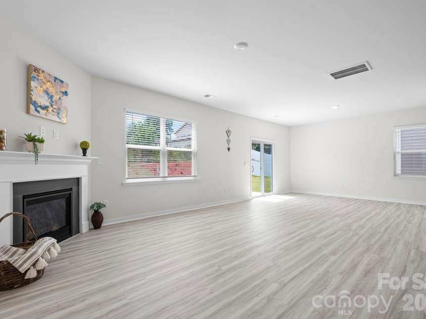534 13th Avenue Drive, Hickory, NC 28601.  MLS# CAR4368370, YatesRealty ID 20021. 