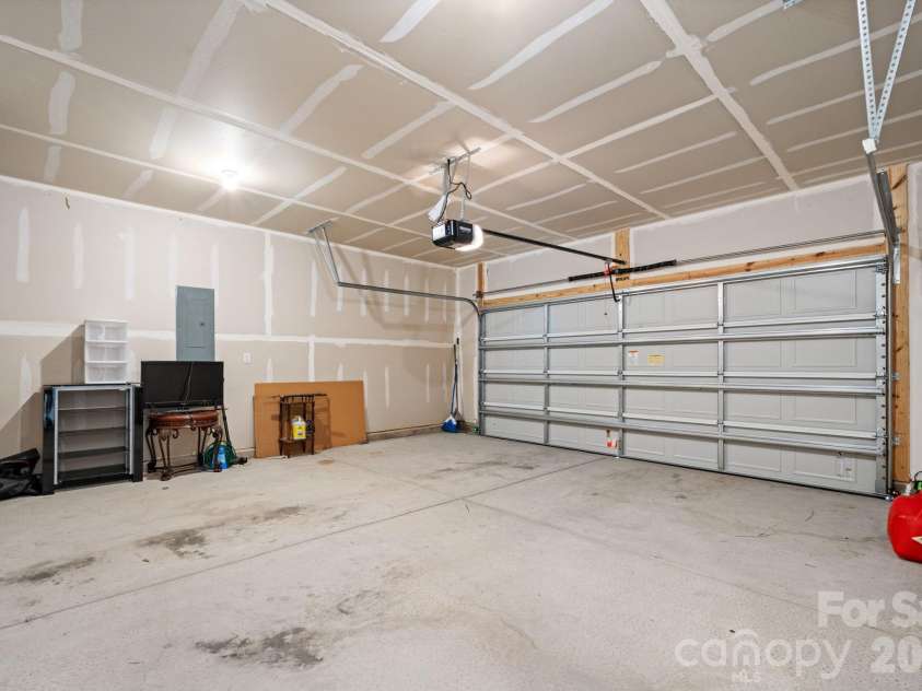 534 13th Avenue Drive, Hickory, NC 28601.  MLS# CAR4368370, YatesRealty ID 20021. 