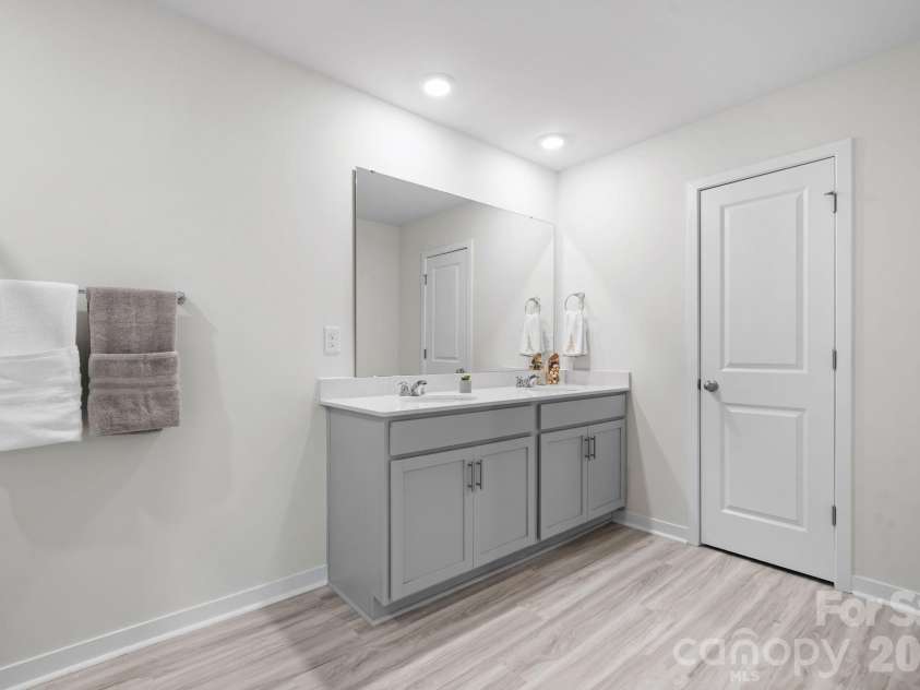 534 13th Avenue Drive, Hickory, NC 28601.  MLS# CAR4368370, YatesRealty ID 20021. 