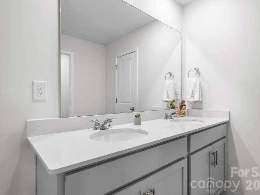 534 13th Avenue Drive, Hickory, NC 28601.  MLS# CAR4368370, YatesRealty ID 20021. 