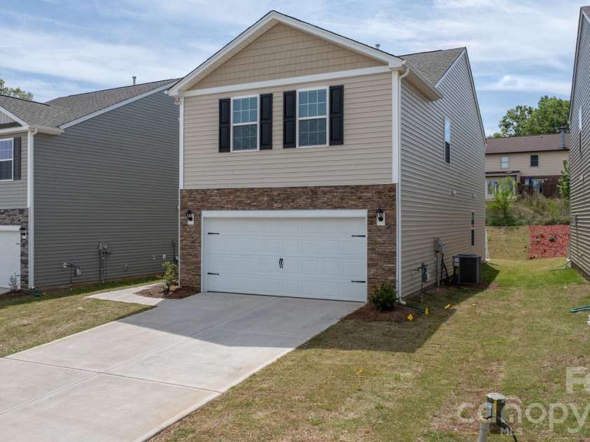 534 13th Avenue Drive, Hickory, NC 28601.  MLS# CAR4368370, YatesRealty ID 20021. 