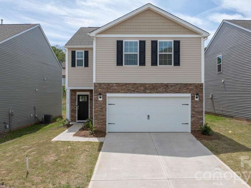 534 13th Avenue Drive, Hickory, NC 28601.  MLS# CAR4368370, YatesRealty ID 20021. 
