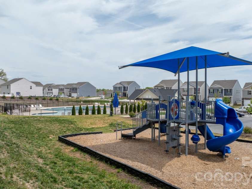 534 13th Avenue Drive, Hickory, NC 28601.  MLS# CAR4368370, YatesRealty ID 20021. Neighborhood Amenities