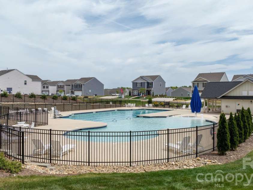 534 13th Avenue Drive, Hickory, NC 28601.  MLS# CAR4368370, YatesRealty ID 20021. Neighborhood Amenities