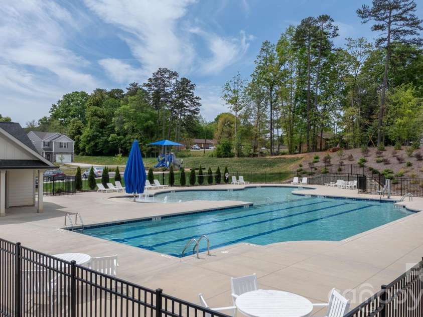 534 13th Avenue Drive, Hickory, NC 28601.  MLS# CAR4368370, YatesRealty ID 20021. Neighborhood Amenities