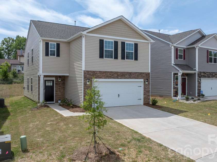 534 13th Avenue Drive, Hickory, NC 28601.  MLS# CAR4368370, YatesRealty ID 20021. Welcome Home!