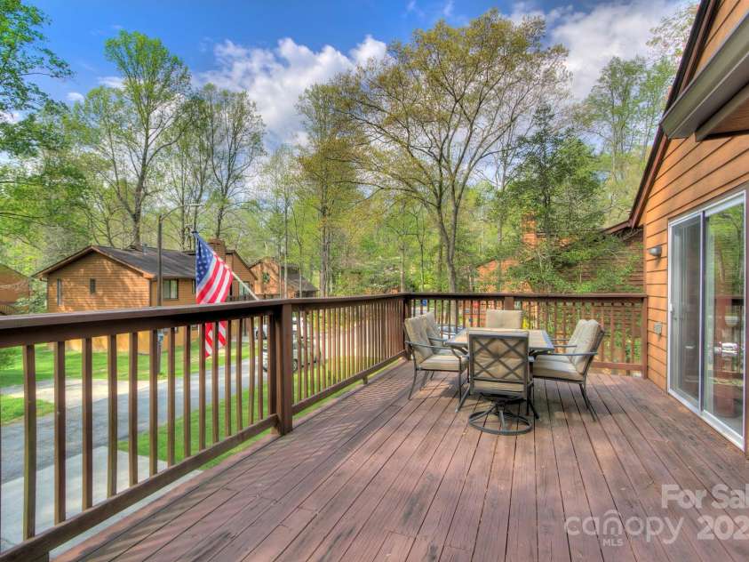 39 Oak Court, Fletcher, NC 28732.  MLS# CAR4287303, YatesRealty ID 20027. 