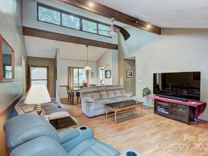 39 Oak Court, Fletcher, NC 28732.  MLS# CAR4287303, YatesRealty ID 20027. 