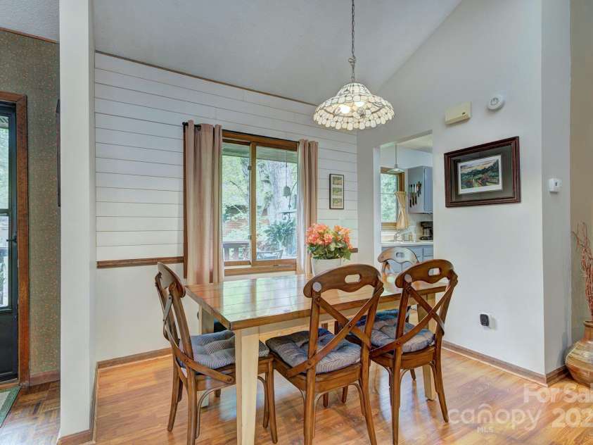 39 Oak Court, Fletcher, NC 28732.  MLS# CAR4287303, YatesRealty ID 20027. 