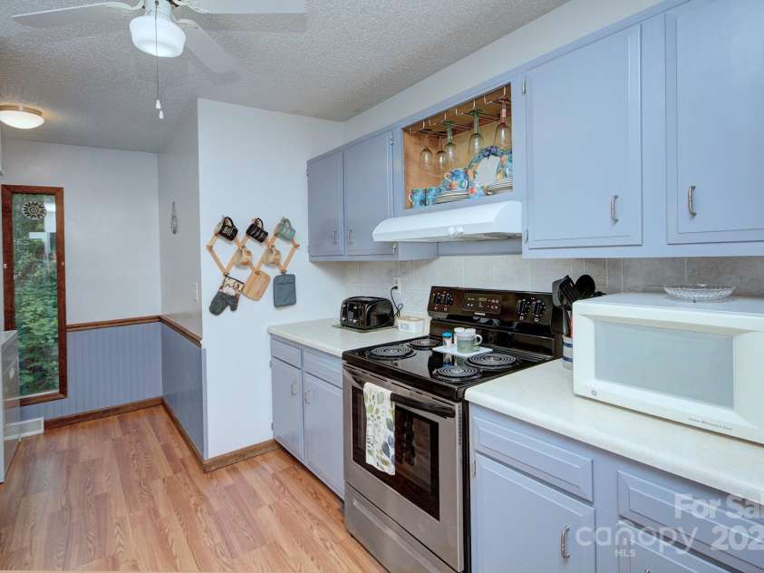 39 Oak Court, Fletcher, NC 28732.  MLS# CAR4287303, YatesRealty ID 20027. 