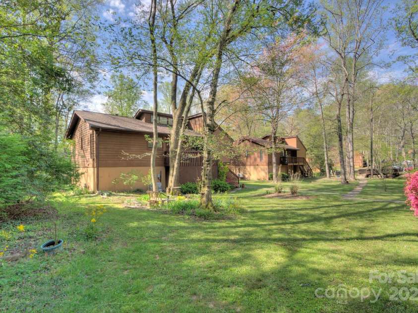 39 Oak Court, Fletcher, NC 28732.  MLS# CAR4287303, YatesRealty ID 20027. 
