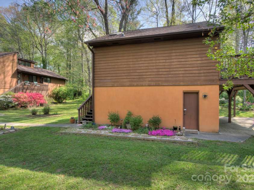 39 Oak Court, Fletcher, NC 28732.  MLS# CAR4287303, YatesRealty ID 20027. 