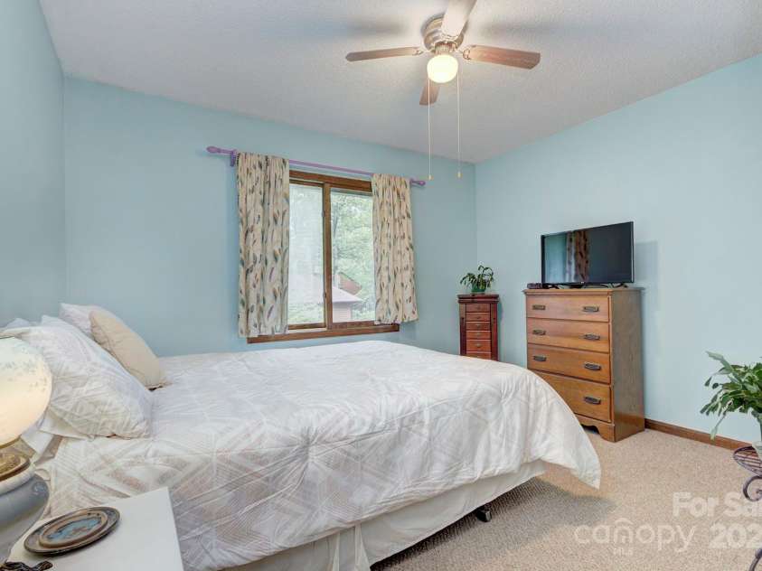 39 Oak Court, Fletcher, NC 28732.  MLS# CAR4287303, YatesRealty ID 20027. 