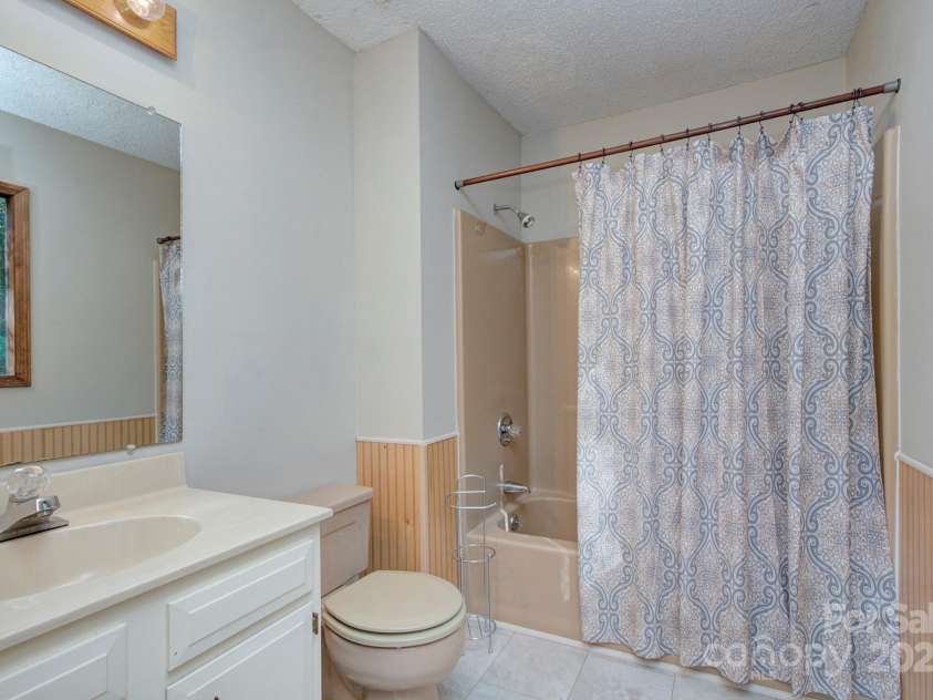 39 Oak Court, Fletcher, NC 28732.  MLS# CAR4287303, YatesRealty ID 20027. 