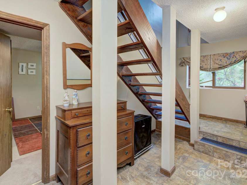 39 Oak Court, Fletcher, NC 28732.  MLS# CAR4287303, YatesRealty ID 20027. 