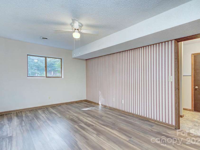 39 Oak Court, Fletcher, NC 28732.  MLS# CAR4287303, YatesRealty ID 20027. 
