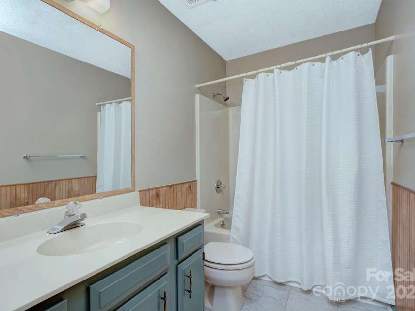 39 Oak Court, Fletcher, NC 28732.  MLS# CAR4287303, YatesRealty ID 20027. 