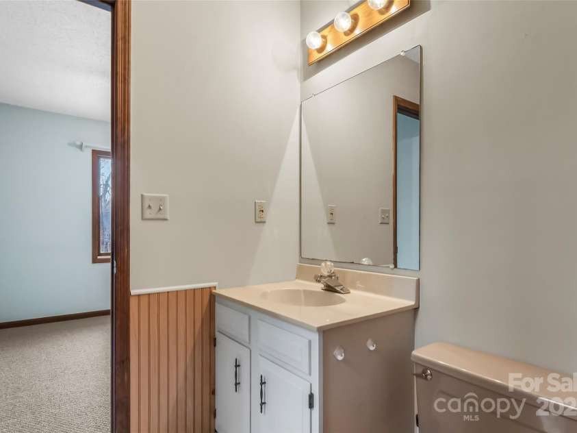 39 Oak Court, Fletcher, NC 28732.  MLS# CAR4330927, YatesRealty ID 20027. 2nd bedroom en suite full bathroom