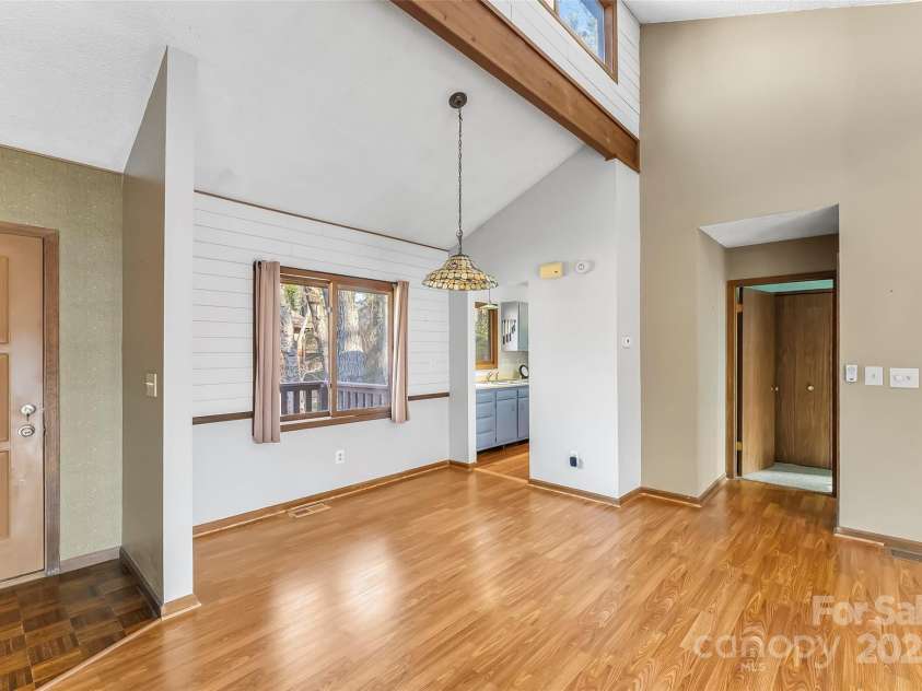 39 Oak Court, Fletcher, NC 28732.  MLS# CAR4330927, YatesRealty ID 20027. Dining area into kitchen