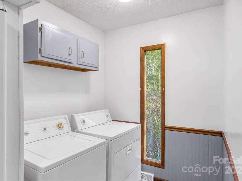 39 Oak Court, Fletcher, NC 28732.  MLS# CAR4330927, YatesRealty ID 20027. Laundry area off kitchen