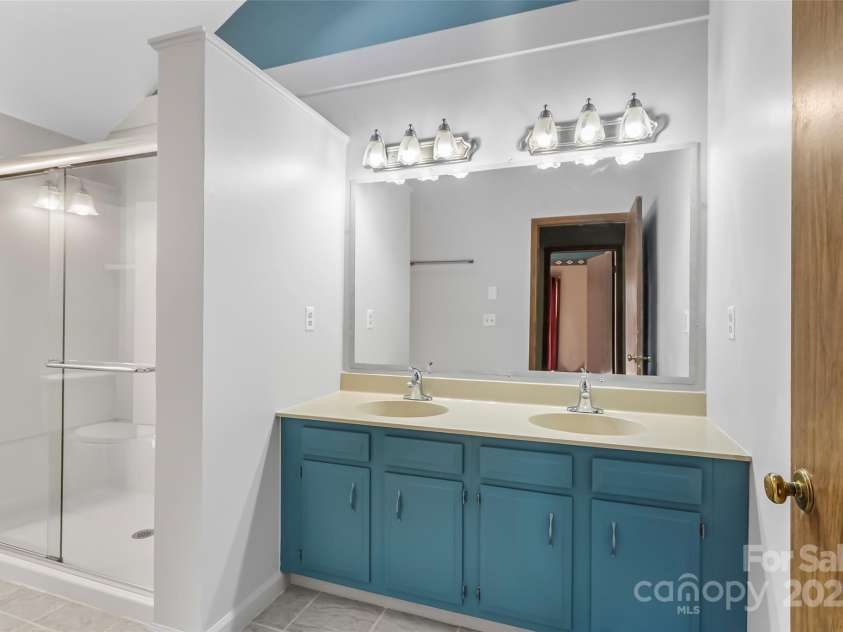 39 Oak Court, Fletcher, NC 28732.  MLS# CAR4330927, YatesRealty ID 20027. Updated primary bathroom.