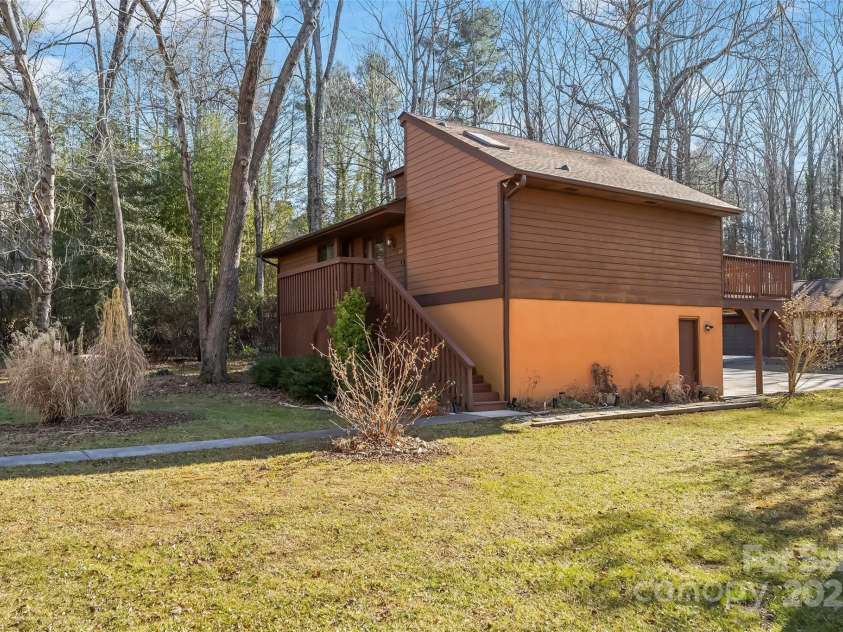 39 Oak Court, Fletcher, NC 28732.  MLS# CAR4330927, YatesRealty ID 20027. Welcome home to 39 Oak Court!