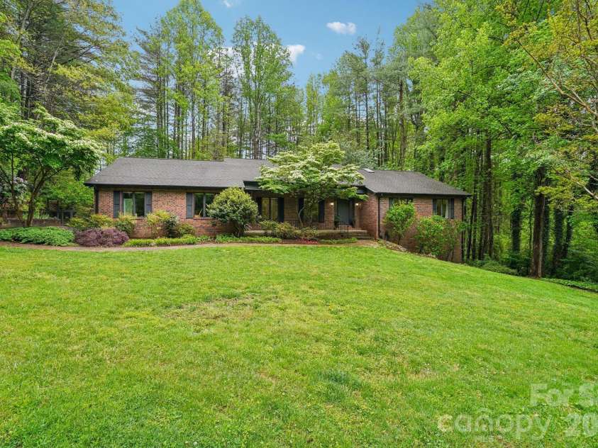 9 Westbridge Drive, Hendersonville, NC 28739.  MLS# CAR4371220, YatesRealty ID 20029. 