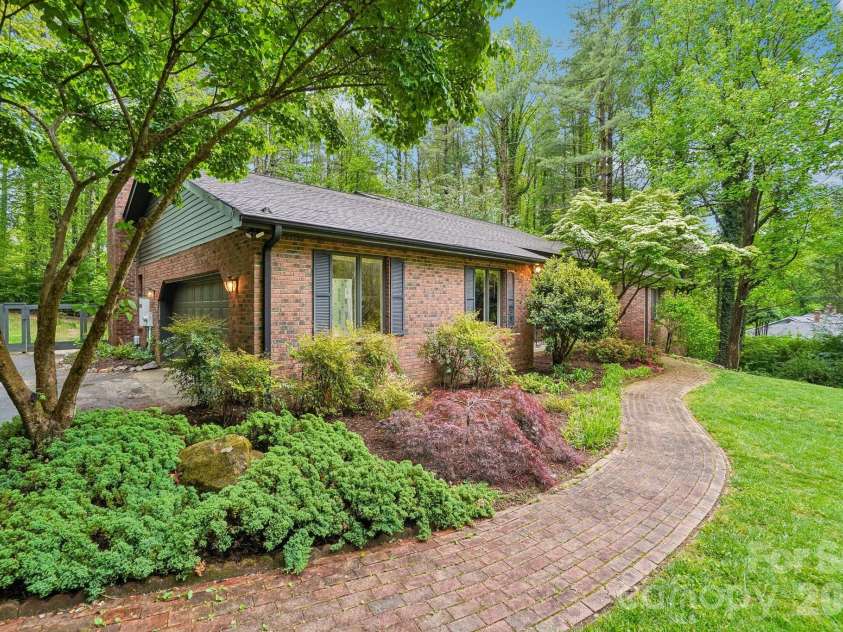 9 Westbridge Drive, Hendersonville, NC 28739.  MLS# CAR4371220, YatesRealty ID 20029. 