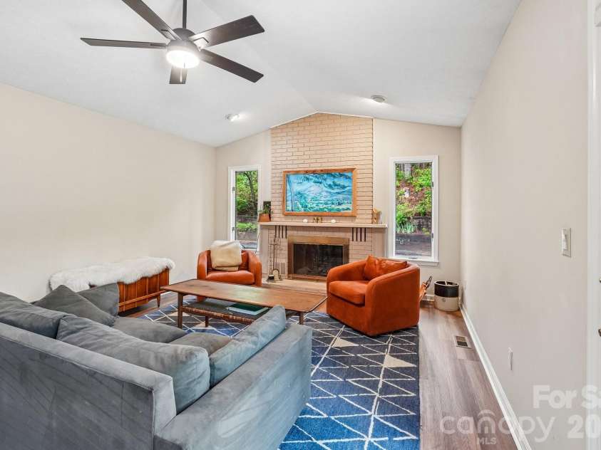 9 Westbridge Drive, Hendersonville, NC 28739.  MLS# CAR4371220, YatesRealty ID 20029. 