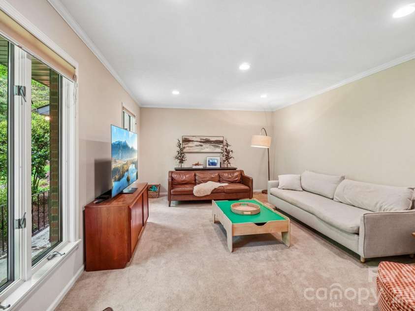 9 Westbridge Drive, Hendersonville, NC 28739.  MLS# CAR4371220, YatesRealty ID 20029. 