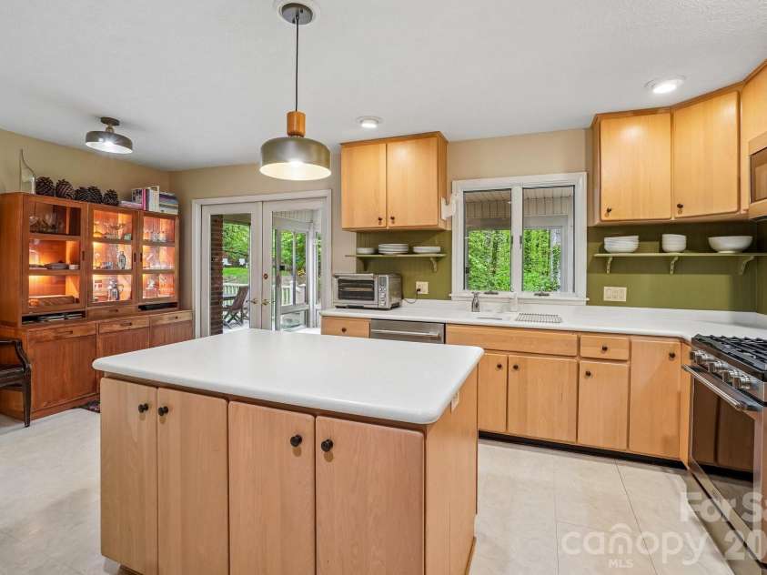 9 Westbridge Drive, Hendersonville, NC 28739.  MLS# CAR4371220, YatesRealty ID 20029. 