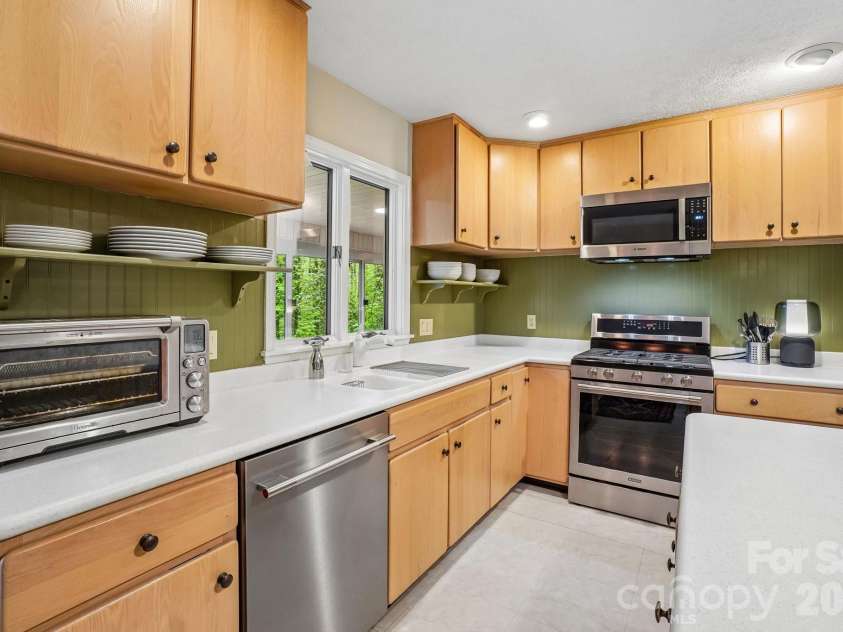 9 Westbridge Drive, Hendersonville, NC 28739.  MLS# CAR4371220, YatesRealty ID 20029. 