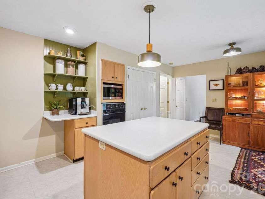 9 Westbridge Drive, Hendersonville, NC 28739.  MLS# CAR4371220, YatesRealty ID 20029. 