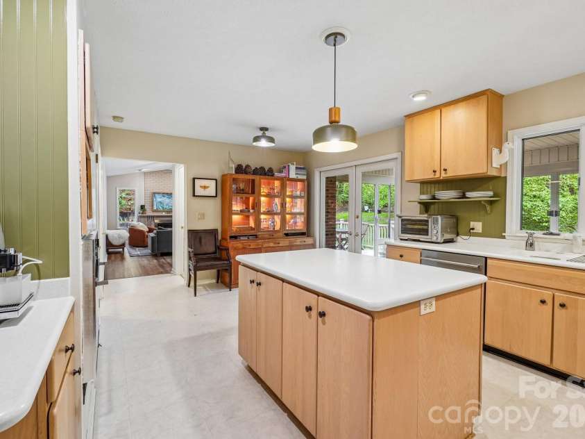 9 Westbridge Drive, Hendersonville, NC 28739.  MLS# CAR4371220, YatesRealty ID 20029. 