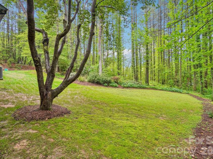 9 Westbridge Drive, Hendersonville, NC 28739.  MLS# CAR4371220, YatesRealty ID 20029. 