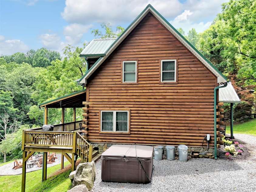 1064 Point Of View Drive, Waynesville, NC 28785.  MLS# CAR4277940, YatesRealty ID 2003. 