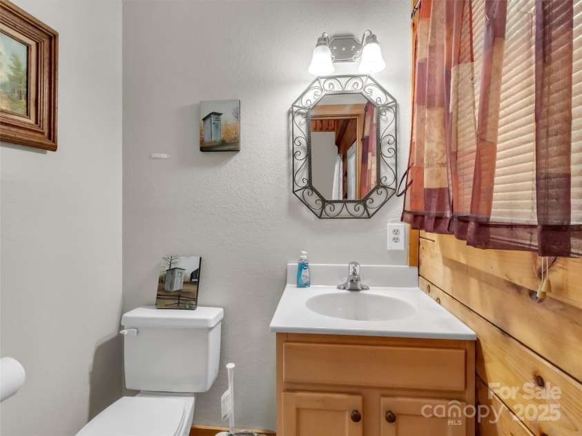 1064 Point Of View Drive, Waynesville, NC 28785.  MLS# CAR4277940, YatesRealty ID 2003. Half bath