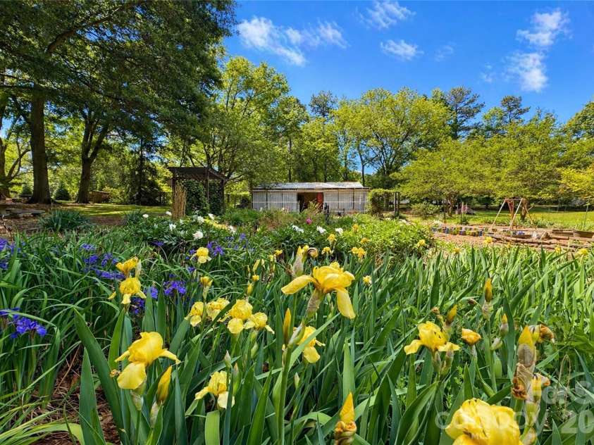 270 Lewis Ferry Road, Statesville, NC 28677.  MLS# CAR4374808, YatesRealty ID 20033. 