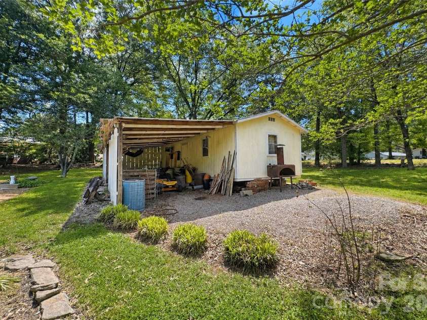 270 Lewis Ferry Road, Statesville, NC 28677.  MLS# CAR4374808, YatesRealty ID 20033. 