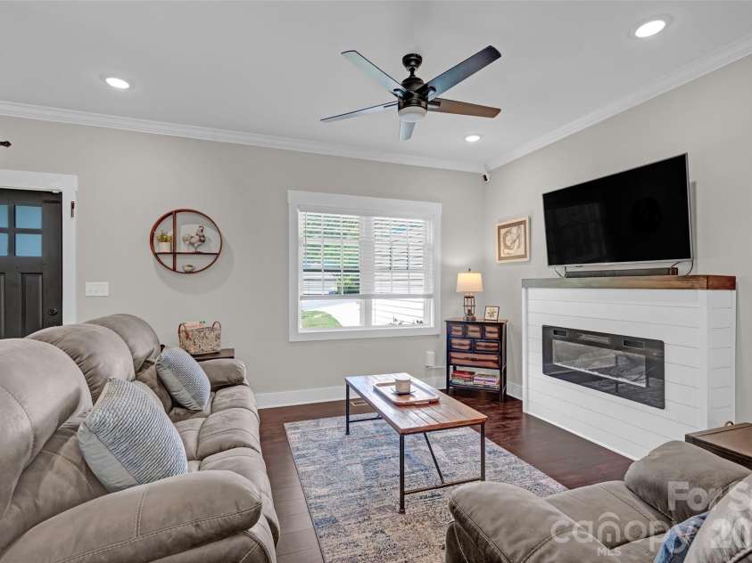 183 Falling Creek Drive, Statesville, NC 28625.  MLS# CAR4375812, YatesRealty ID 20034. 