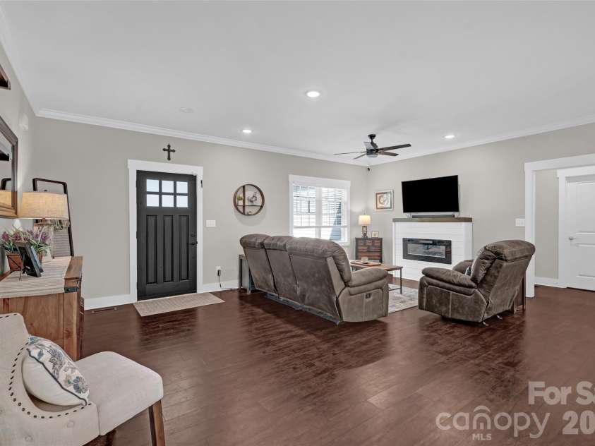 183 Falling Creek Drive, Statesville, NC 28625.  MLS# CAR4375812, YatesRealty ID 20034. 