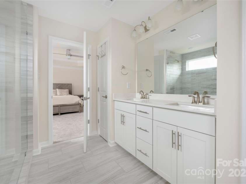 23112 Clarabelle Drive, Charlotte, NC 28273.  MLS# CAR4244219, YatesRealty ID 20035. Primary bath